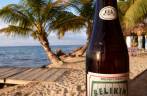 A cerveja nacional do país (em Tobacco Caye, na grande barreira de corais de Belize)